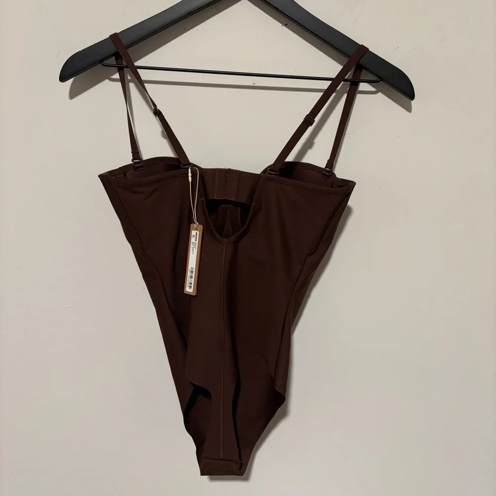SKIMS BODY CONTOUR LIFT UNDERWIRE THONG BODYSUIT SIZE S SMALL COCOA NWT NEW - Picture 7 of 10